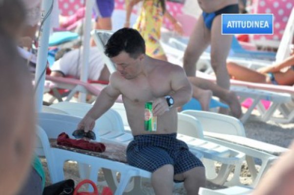 Ignorat de femei pe plaja din Mamaia, Piticul Porno a turnat bere în el cu nemiluita